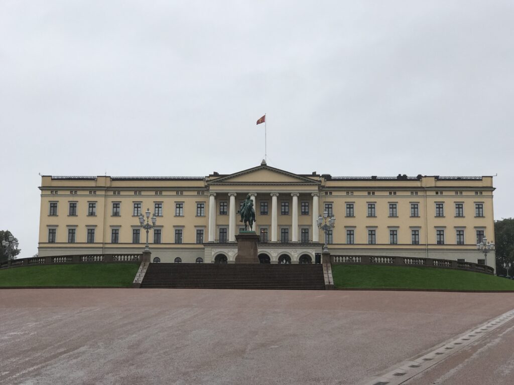 Front view of the Royal Palace in Oslo with large open courtyard